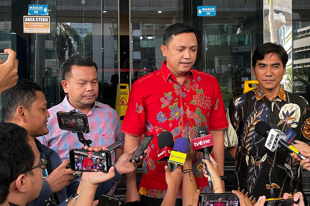 Kubu staf Sekjen PDIP Hasto Kristiyanto, Kusnadi menyambangi Dewan Pengawas (Dewas) Komisi Pemberantasan Korupsi (KPK) usai diperiksa pada Rabu, 19 Juni 2024. Mereka mengeklaim memiliki bukti baru atas dugaan pelanggaran etik penyidik yang sebelumnya dilaporkan.