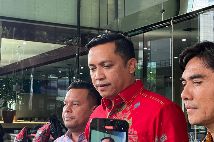 Ronny menyebut KPK memberikan surat tertanggal 24 April 2024 saat menyita ponsel dan tas milik Hasto dan Kusnadi. Dia mempertanyakan alasan penyidik memberikan dokumen lain yang diklaim sama, namun, tanggalnya berbeda.