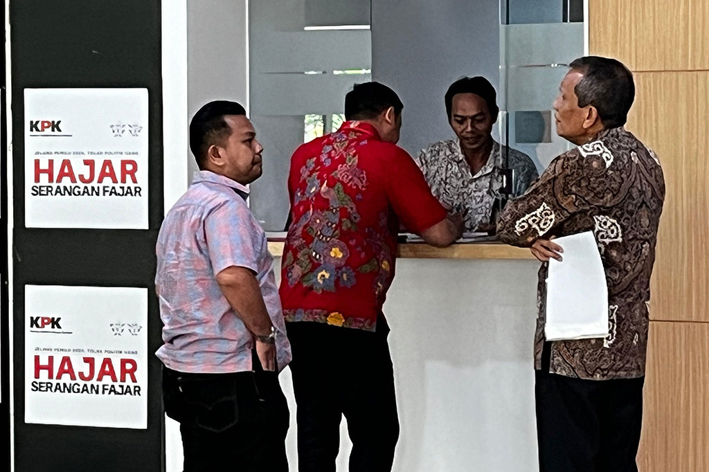 Penyidik KPK diyakini memanipulasi surat. Sebab, kata Ronny, ada paraf Kusnadi yang dirasa tidak pernah dilakukan. “Di dalam surat tanda penirman barang bukti, Saudara Kusnadi tidak memparaf. Tapi di lembar belakangnya, di sini Saudara Kusnadi, menandatangani,” ucapnya.