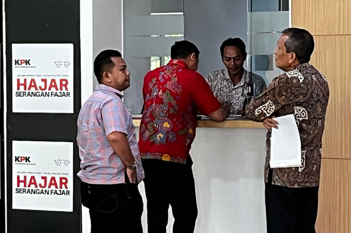 Penyidik KPK diyakini memanipulasi surat. Sebab, kata Ronny, ada paraf Kusnadi yang dirasa tidak pernah dilakukan. “Di dalam surat tanda penirman barang bukti, Saudara Kusnadi tidak memparaf. Tapi di lembar belakangnya, di sini Saudara Kusnadi, menandatangani,” ucapnya.