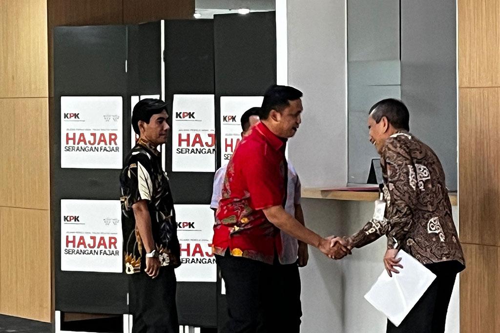 Dua surat yang berbeda tanggal itu dinilai sebagai pelanggaran hukum. KPK dinilai menabrak aturan main saat melakukan penyitaan dalam kasus suap pergantian antarwaktu (PAW) anggota DPR dengan tersangka sekaligus buronan Harun Masiku.