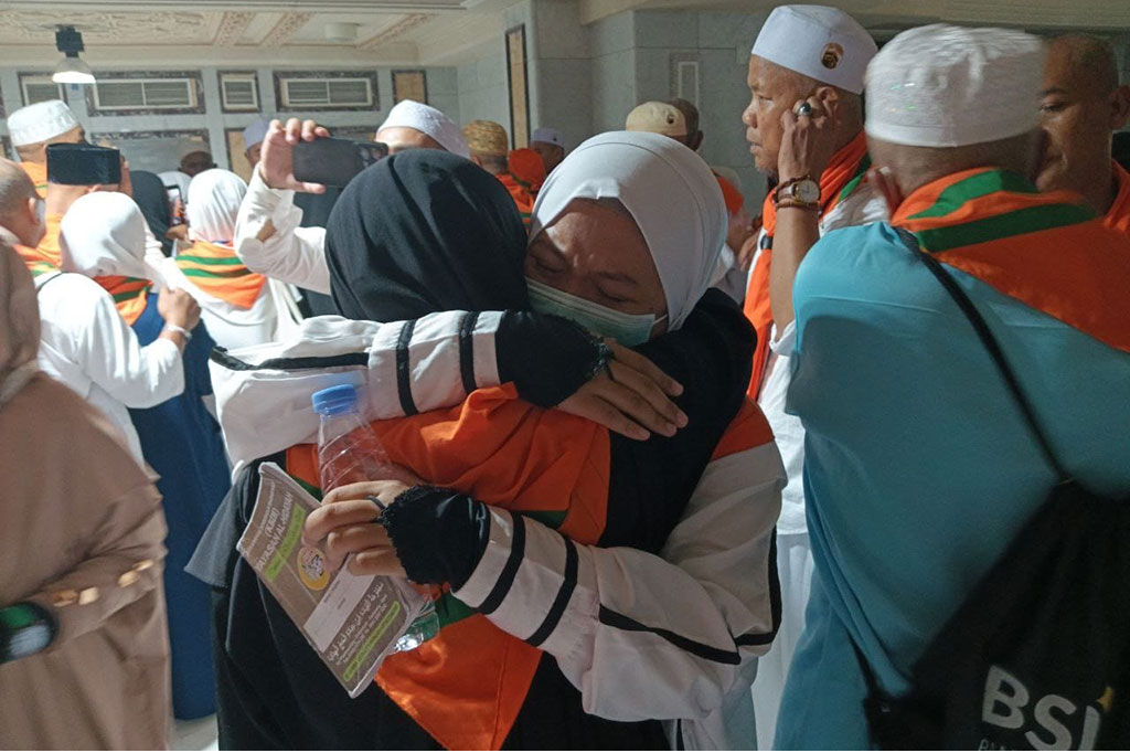Beberapa jemaah haji tak kuasa menahan tangis usai melaksanakan prosesi tawaf ifadah di Kakbah, Masjidil Haram, Makkah, Arab Saudi, Rabu, 19 Juni 2024.