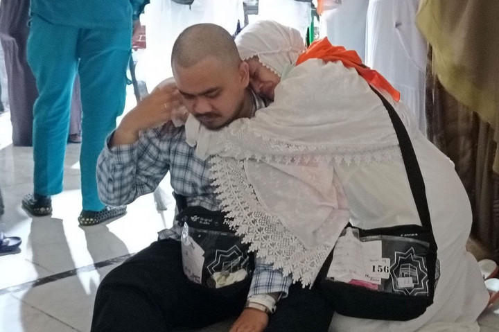 Tampak sejumlah jemaah haji menangis haru sambil berpelukan dengan kerabat maupun pasangan suami-istri. Mereka menangis bahagia karena telah melaksanakan salah satu rukun haji tersebut.