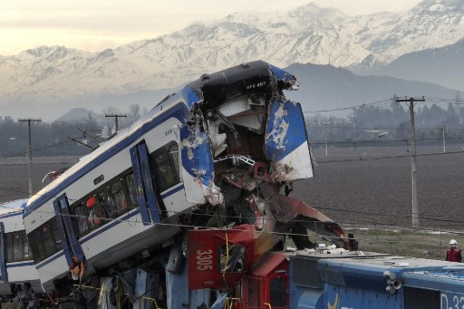 Sebuah kereta barang bertabrakan dengan kereta yang tengah melakukan uji coba di luar ibu kota Chile, Kamis, 20 Juni 2024. Dua orang tewas dan sembilan lainnya luka-luka akibat kejadian tersebut.