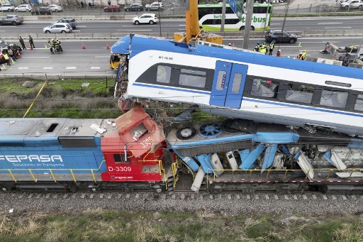 Polisi mengatakan mereka sedang menyelidiki untuk mengetahui penyebab tabrakan, yang menyebabkan gerbong uji berada sepenuhnya di atas kereta barang. 