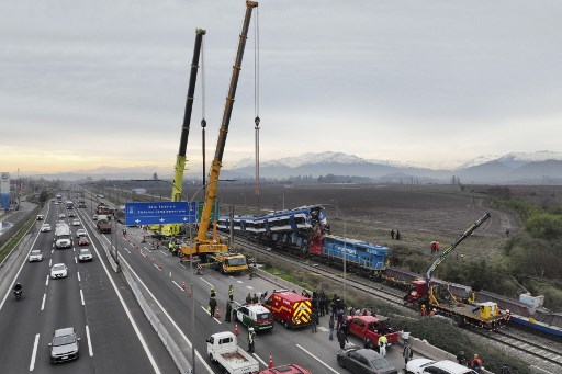 Puluhan kendaraan darurat berada di dekat lokasi kejadian, sementara helikopter terbang di atas San Bernardo, sebuah distrik di selatan ibu kota Santiago. Layanan kereta api di Santiago tetap ditangguhkan pada Kamis setelah kecelakaan itu.