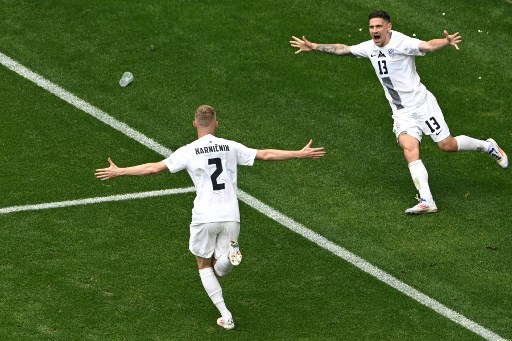 Slovenia akhirnya memecah kebuntuan pada menit ke-69. Timi Elsnik melepaskan umpan dari sisi kiri yang disambut Zan Karnicnik setelah dia masuk ke kotak penalti. Kedudukan menjadi 1-0.