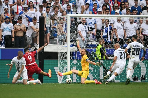 Serbia nyaris mencetak gol balasan dua menit kemudian lewat sepakan Aleksandar Mitrovic yang menuntaskan umpan silang. Sayangnya bola tendangannya  membentur mistar gawang.