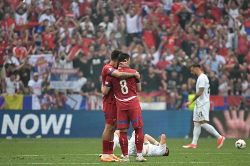 Laga Slovenia vs Serbia harus berakhir imbang 1-1 setelah gol dramatis Serbia di penghujung laga memupuskan kemenangan Slovenia yang sudah di depan mata. Slovenia sempat unggul lebih dulu lewat Zan Karnicnik sebelum gol  Luka Jovic memaksa pertandingan berakhir imbang.
