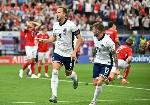 Harry Kane mencetak gol untuk membawa timnya unggul 1-0 pada menit ke-18. Ini menjadi gol pertama Kane untuk timnas Inggris di Euro 2024. Penyerang Bayern Muenchen itu juga menambah pundi-pundi golnya untuk timnas Inggris menjadi 64 di semua kompetisi.