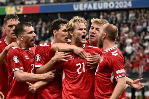 Denmark baru bisa menyamakan kedudukan pada menit ke-34. Kristiansen memberikan bola ke Morten Hjulmand yang kemudian melepaskan sepakan keras dari luar kotak penalti. Bola mengarah ke pojok kiri bawah yang gagal dihentikan Jordan Pickford. Skor 1-1 bertahan hingga jeda.