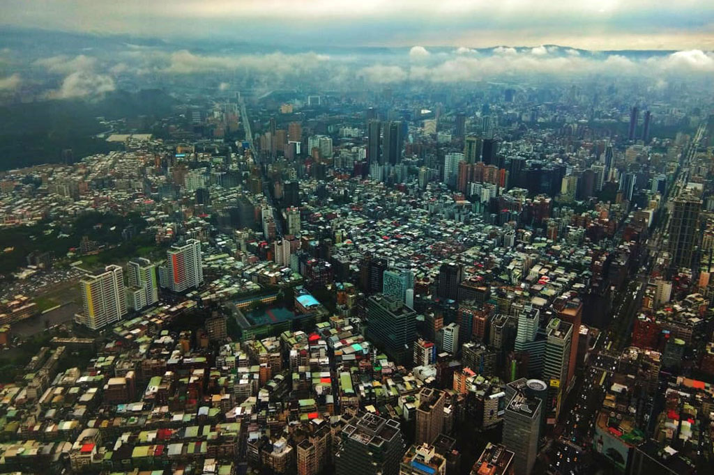 Taipei 101 Tower terletak di pusat kota Taipei yang berjarak 51 km dari Bandara Internasional Taoyuan, atau sekitar 40 menit perjalanan menggunakan mobil. Seperti namanya, Taipei 101 memilki total 101 lantai yang digunakan sebagai pusat perbelanjaan, restoran, dan area serbaguna.