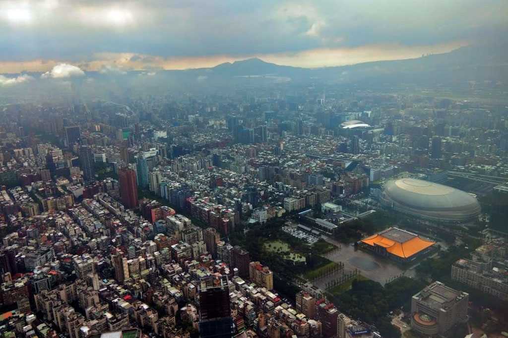 Selain mencatatkan diri sebagai gedung ramah lingkungan tertinggi di dunia, Taipei 101 juga memiliki sejumlah teknologi menarik. Salah satunya adalah lift atau elevator dengan kecepatan tinggi. Bayangkan, elevator ini hanya membutuhkan waktu 37 detik untuk mengantar para pengunjung dari lantai 5 menuju lantai 89, tempat untuk anda berfoto-foto.