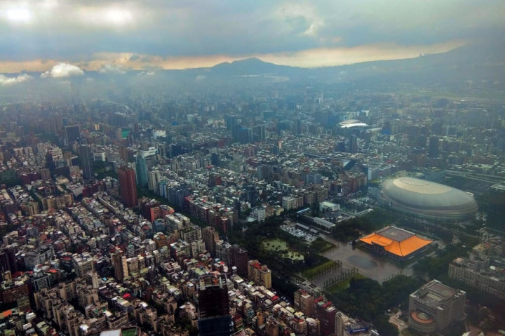 Selain mencatatkan diri sebagai gedung ramah lingkungan tertinggi di dunia, Taipei 101 juga memiliki sejumlah teknologi menarik. Salah satunya adalah lift atau elevator dengan kecepatan tinggi. Bayangkan, elevator ini hanya membutuhkan waktu 37 detik untuk mengantar para pengunjung dari lantai 5 menuju lantai 89, tempat untuk anda berfoto-foto.