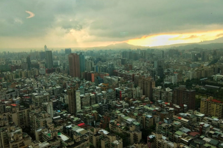 Teknologi canggih lain yang ada di Taipei 101 adalah teknologi peredam guncangan ketika terjadi gempa bumi. Sebagai negara kepulauan yang berdekatan dengan gunung, Taiwan memang cukup rawan gempa bumi.
