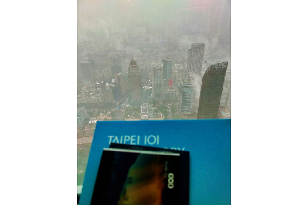 Dan, untuk memastikan keamanan dan keselamatan pengunjung Taipei 101, dipasanglah peredam berbentuk bola raksasa di bagian tengah gedung. Jadi, ketika terjadi gempa bumi, bola raksasa tersebut akan bergerak berlawanan dengan arah guncangan gempa sehingga menjaga menara Taipei 101 tetap berdiri tegak.