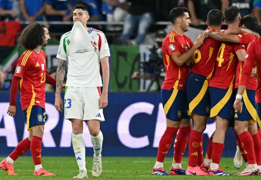 Spanyol langsung mengendalikan permainan sejak awal laga dan mengurung pertahanan sang juara bertahan Italia. Sejumlah peluang diciptakan para pemain La Furia Roja, namun masih dapat dimentahkan kiper Gianluiggi Donnaruma. Skor 0-0 bertahan hingga jeda.