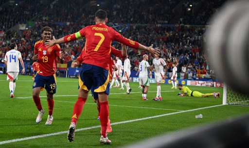 Spanyol akhirnya berhasil membuka keunggulan pada menit ke-54. Nico Williams melepaskan umpan silang yang mengarah ke gawang. Bola sempat berbelok usai tersundul Alvaro Morata hingga membuat Riccardo Calafiori salah mengantisipasi bola dan masuk ke gawang sendiri.