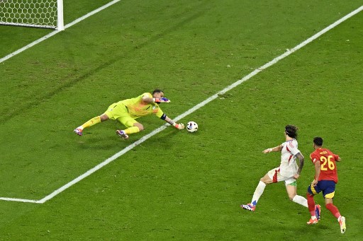 Italia yang terus bermain keluar menyerang untuk menyamakan kedudukan justru nyaris kebobolan lagi di menit akhir pertandingan. Melalui skema serangan balik, Ayoze Perez melakukan pergerakan di dalam kotak penalti, namun tendangannya masih bisa diantisipasi Donnarumma. Skor 1-0 untuk Spanyol bertahan hingga peluit pertandingan berakhir.