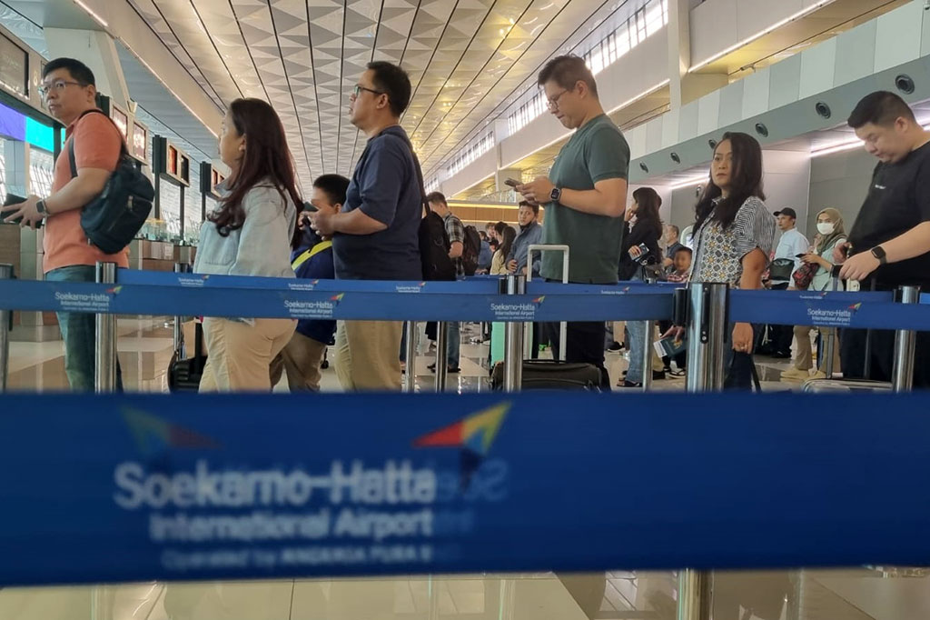 Menurut Silmy, meskipun sistem sedang terkendala imigrasi tetap memberikan pelayanan seoptimal mungkin agar penumpang tetap berangkat sesuai jadwal pesawat. Begitu pula pada saat kedatangan. Untuk sementara, Silmy menyarankan penumpang pesawat untuk datang lebih awal ke bandara guna mengantisipasi pemeriksaan yang belum dapat berjalan sebagaimana mestinya.