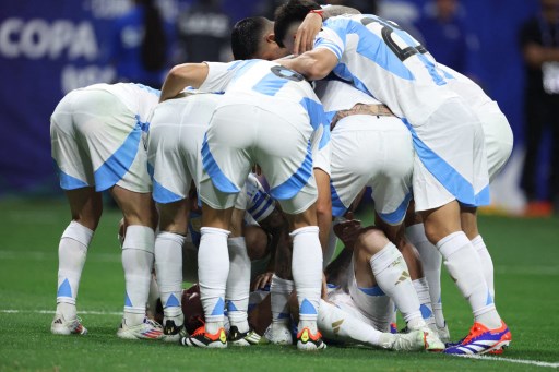 Argentina akhirnya mampu membuka keunggulan pada menit ke-48. Berawal dari umpan cantik Lionel Messi, Mac Allister menyontek bola ke arah Julian Alvarez. Alvarez tak kesulitan untuk mencetak gol ke gawang yang sudah kosong. Argentina unggul 1-0 atas Kanada.