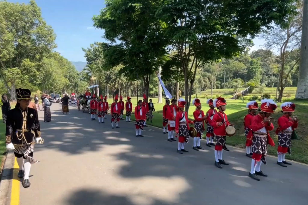 Seperti halnya yang dipilih pasangan mempelai Shah Sema Amukti (21) pengantin pria asal Kudus, Jawa Tengah dan Najla Adjani Mahendra (19) asal Jakarta, saat melangsungkan pernikahan di kawasan Taman Lumbini, Kompleks Taman Wisata Candi Borobudur, Kamis, 20 Juni 2024 siang.