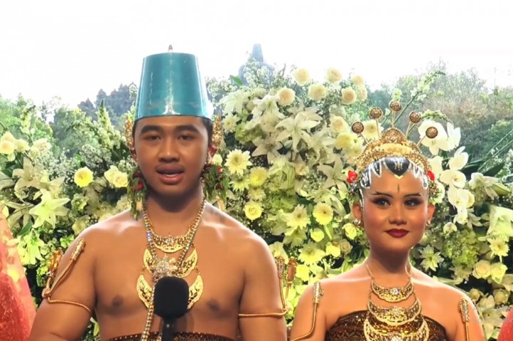 Wajah bahagia pun terpancar dari kedua pasangan mempelai, usai mengucapkan ijab kabul dengan menggunakan bahasa Jawa.