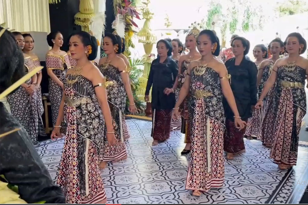 Tak urung, kirab pasangan pengantin ini menjadi pusat perhatian wisatawan, baik domestik maupun mancanegara yang sedang berkunjung ke kawasan taman wisata Candi Borobudur.