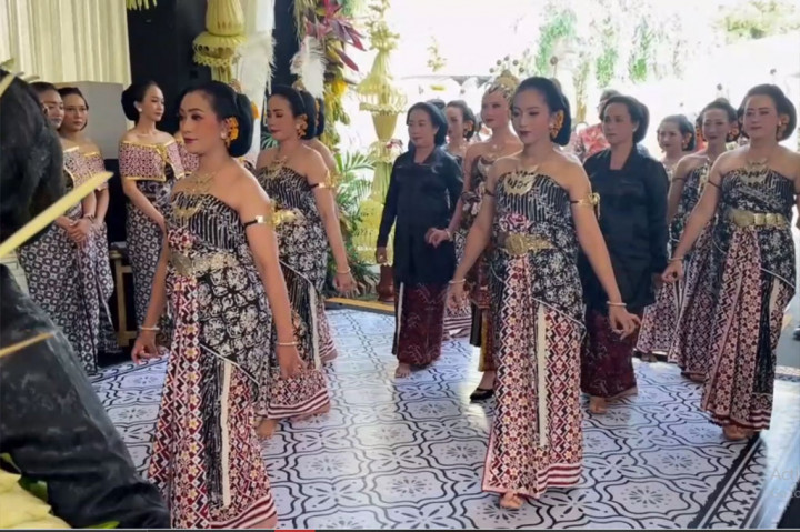 Tak urung, kirab pasangan pengantin ini menjadi pusat perhatian wisatawan, baik domestik maupun mancanegara yang sedang berkunjung ke kawasan taman wisata Candi Borobudur.