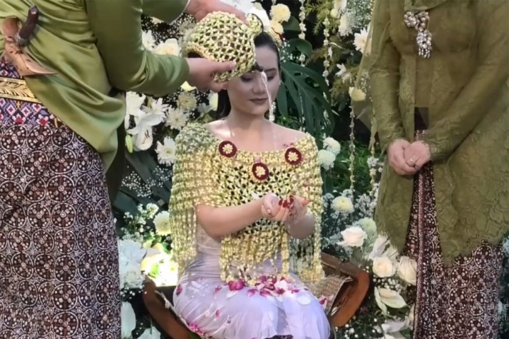  Pasangan pengantin ini pun kemudian mengikuti semua alur prosesi dari panggih yang bermakna bertemunya pengantin laki laki dan perempuan, siraman, hingga sungkeman kepada kedua orang tua.