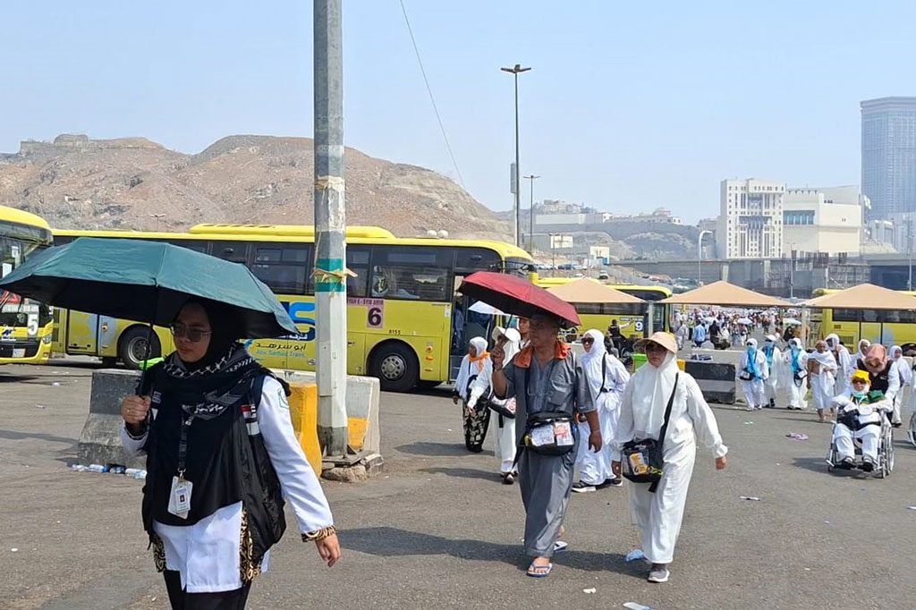 Untuk mempermudah mobilisasi dari hotel ke Masjidil Haram, maka PPIH dan otoritas Arab Saudi langsung mengoperasionalkan kembali bus shalawat.