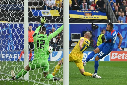Slovakia mengambil inisiatif menyerang terlebih dahulu dan mendapatkan beberapa peluang emas untuk mencetak gol. Namun dapat digagalkan kiper Ukraina Anatoliy Trubin yang tampil perkasa.