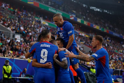 Skuad asuhan Francesco Calzona akhirnya mampu mencuri keunggulan terlebih dahulu pada menit 17 setelah umpan silang Haraslin dapat disambut sundulan Ivan Schranz yang membobol gawang Trubin sehingga skor berubah menjadi 1-0.