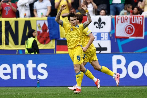 Memasuki babak kedua, Ukraina mengambil inisiatif menyerang terlebih dahulu dan dapat menyamakan kedudukan menit 54 setelah umpan Zinchenko dapat dikonversikan menjadi gol oleh Mykola Shaparenko sehingga skor berubah menjadi 1-1.