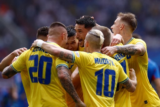 Skuad The Blue and Yellow mampu membalikkan keadaan menjadi 2-1 setelah umpan Shaparenko sukses dikonversikan menjadi gol oleh sontekan Roman Yaremchuk pada menit 80.