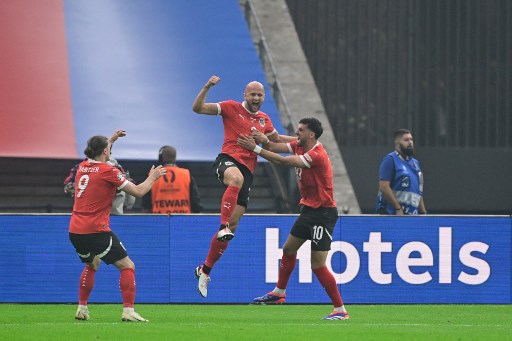 Pada babak pertama Austria mengambil inisiatif menyerang terlebih dahulu dan mampu menciptakan gol ketika laga baru berjalan sembilan menit lewat sundulan Gernot Trauner yang memanfaatkan umpan silang Philipp Mwene sehingga skor berubah menjadi 1-0.