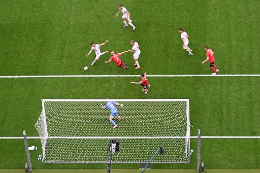 Tertinggal satu gol, Polandia berupaya bangkit. Upaya mereka untuk menyamakan kedudukan akhirnya lahir pada menit 30 lewat gol yang dicetak Krzysztof Piatek yang memanfaatkan kemelut di depan gawang Austria. Skor 1-1 bertahan hingga babak pertama usai.