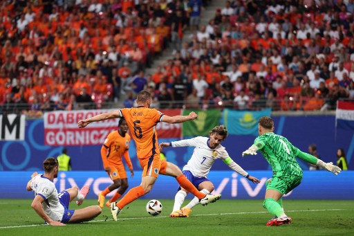 Pertandingan berjalan sengit dengan kedua tim tampil menyerang. Sejumlah peluang tercipta, namun tidak ada gol yang terjadi hingga babak pertama berakhir. Skor tetap 0-0.