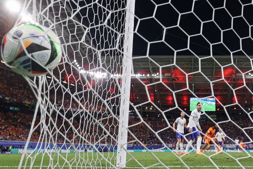 Pada menit ke-70, Belanda berhasil mencetak gol. Bermula dari tendangan Memphis Depay yang dihalau Maignan, bola rebound disambar Xavi Simons dengan tendangan yang menjebol pojok kanan bawah gawang Prancis. Namun gol tersebut dianulir wasit.