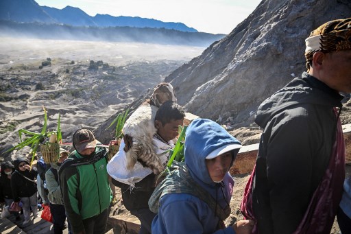 Warga Suku Tengger melakukan kegiatan lelabuhan sesajen atau dikenal dengan larung sesaji pada puncak perayaan Yadnya Kasada 1946 Saka, di Gunung Bromo, Probolinggo, Jawa Timur, Jumat, 21 Juni 2024. 