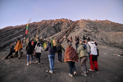 Mereka berangkat dari Pura Luhur Poten menuju kawah Gunung Bromo dengan membawa sesajen berupa hasil bumi seperti hasil pertanian dan hewan ternak.