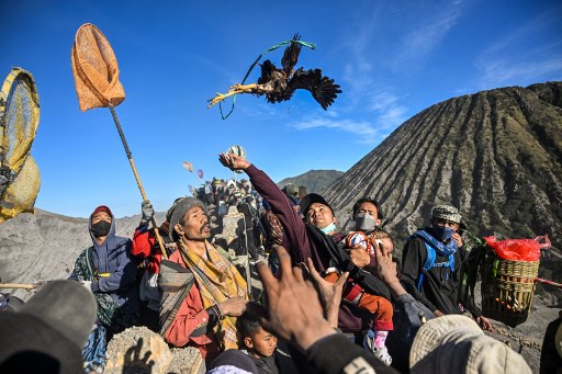 Larung sesaji yang sudah dilakukan sejak dulu oleh para leluhur masyarakat Tengger berupa hasil pertanian dan hewan ternak tersebut sebagai wujud syukur karena Tuhan telah melimpahkan hasil bumi yang sudah dirasakan.