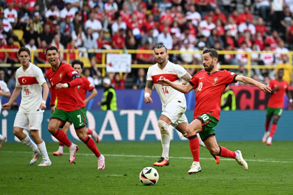 Portugal berhasil menggenggam tiket 16 besar Euro 2024 setelah mengalahkan Turkiye pada laga kedua babak grup yang digelar Sabtu, 22 Juni 2024. Portugal menang telak 3-0 atas Turkiye.