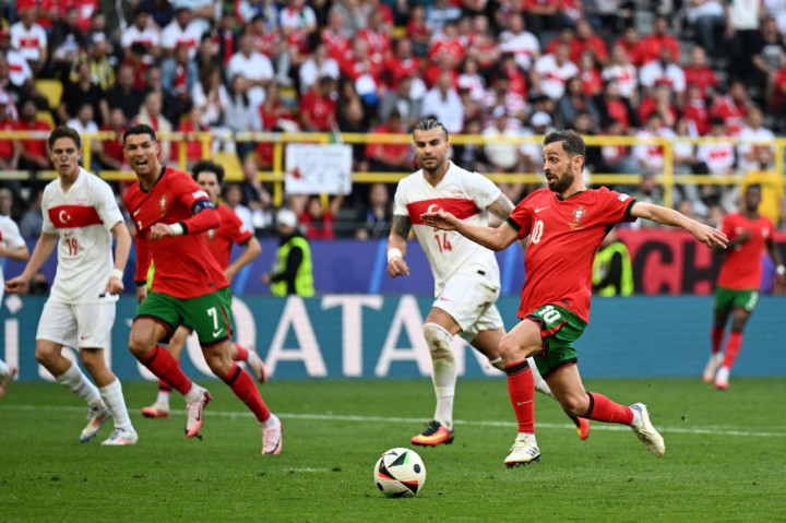 Portugal berhasil menggenggam tiket 16 besar Euro 2024 setelah mengalahkan Turkiye pada laga kedua babak grup yang digelar Sabtu, 22 Juni 2024. Portugal menang telak 3-0 atas Turkiye.