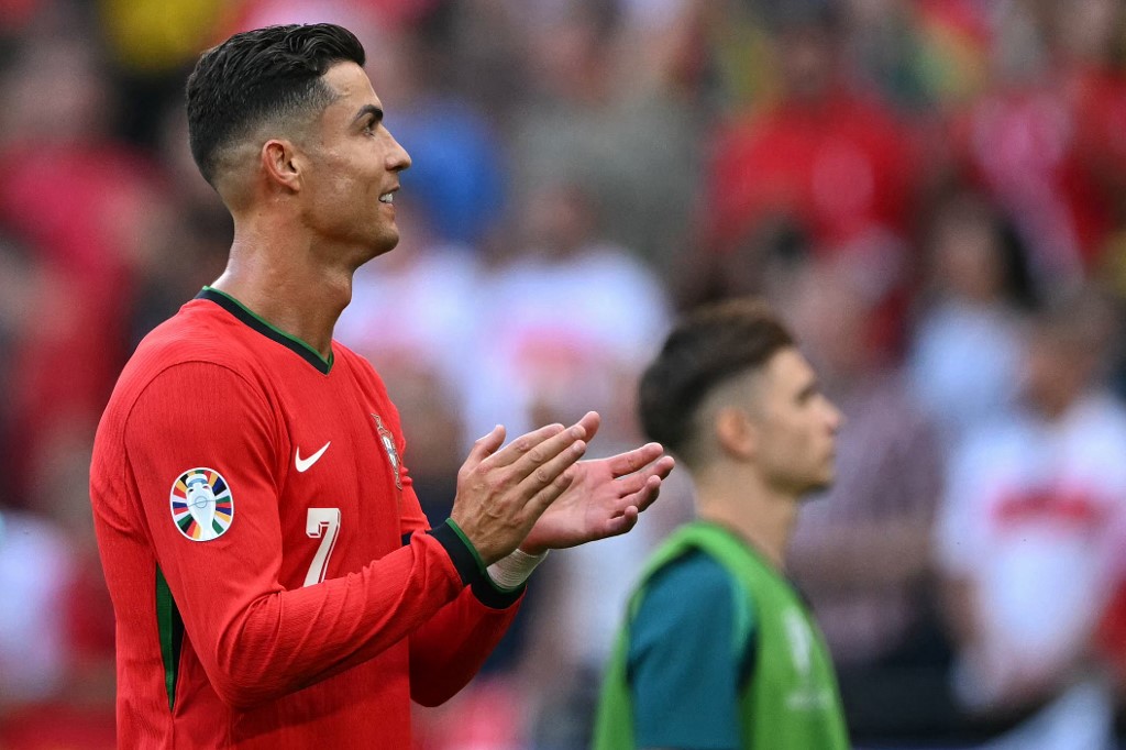 Portugal mendominasi awal pertandingan. Sejumlah peluang didapat pasukan Roberto Martinez dan hasilnya mereka mampu menggetarkan gawang Turkiye lewat sontekan Bernardo Silva pada menit ke-21.