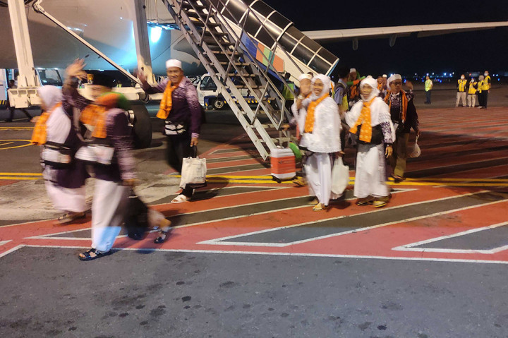 Stakeholder Relation Manager Bandar Udara Internasional Juanda Heri Trisno Wibowo mengatakan, jamaah haji kloter 1 yang baru mendarat dari Bojonegoro. Namun sesuai jadwal terdapat tiga kloter yang akan tiba pada Sabtu, 22 Juni 2024. Selain kloter 1, ada kloter 2 pada pukul 21.50 WIB dan kloter 3 pada pukul 23.35 WIB.