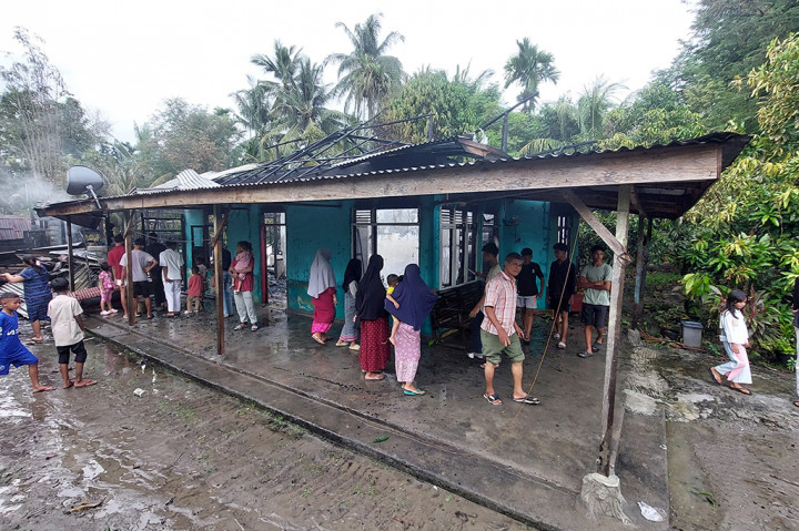 Samsuar, warga Geulanggang Teungoh, Sabtu, 22 Juni 2024 mengatakan, peristiwa jarang terjadi itu berawal ketika Husaini kumat (kambuh) gangguan jiwa yang sudah dideritanya pada Jumat sore.