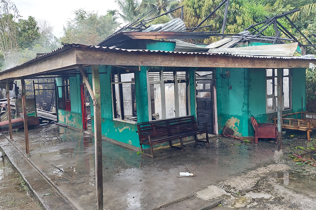 Entah bagaimana cara lelaki lajang yang baru beberapa bulan kepergian almarhumah ibunya itu hingga menyulut api di dalam rumahnya.