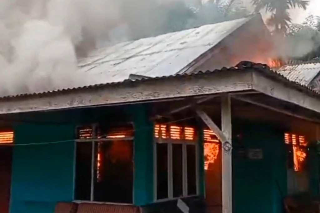 Husaini, 45, seorang dalam gangguan jiwa (ODG) membakar rumahnya sendiri di Desa Geulanggang Teungoh, Kecamatan Kota Juang, Kabupaten Bireuen Provinsi Aceh. Akibatnya rumah berkonstruksi semi permanen peninggalan almarhum kedua orang tuanya Abdullah dan Nuraini hangus dilalap api.