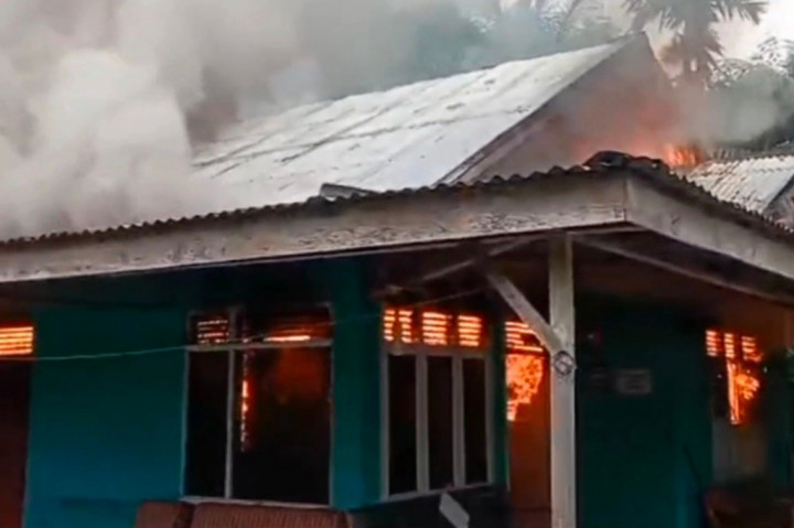 Husaini, 45, seorang dalam gangguan jiwa (ODG) membakar rumahnya sendiri di Desa Geulanggang Teungoh, Kecamatan Kota Juang, Kabupaten Bireuen Provinsi Aceh. Akibatnya rumah berkonstruksi semi permanen peninggalan almarhum kedua orang tuanya Abdullah dan Nuraini hangus dilalap api.